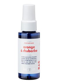 Transparente Sprühflasche mit blauem Boden und weißem Pumpenkopf. Das Etikett enthält roten und schwarzen Text. Enthält Duftnoten von Orange und Rhabarber sowie Aloe Vera.