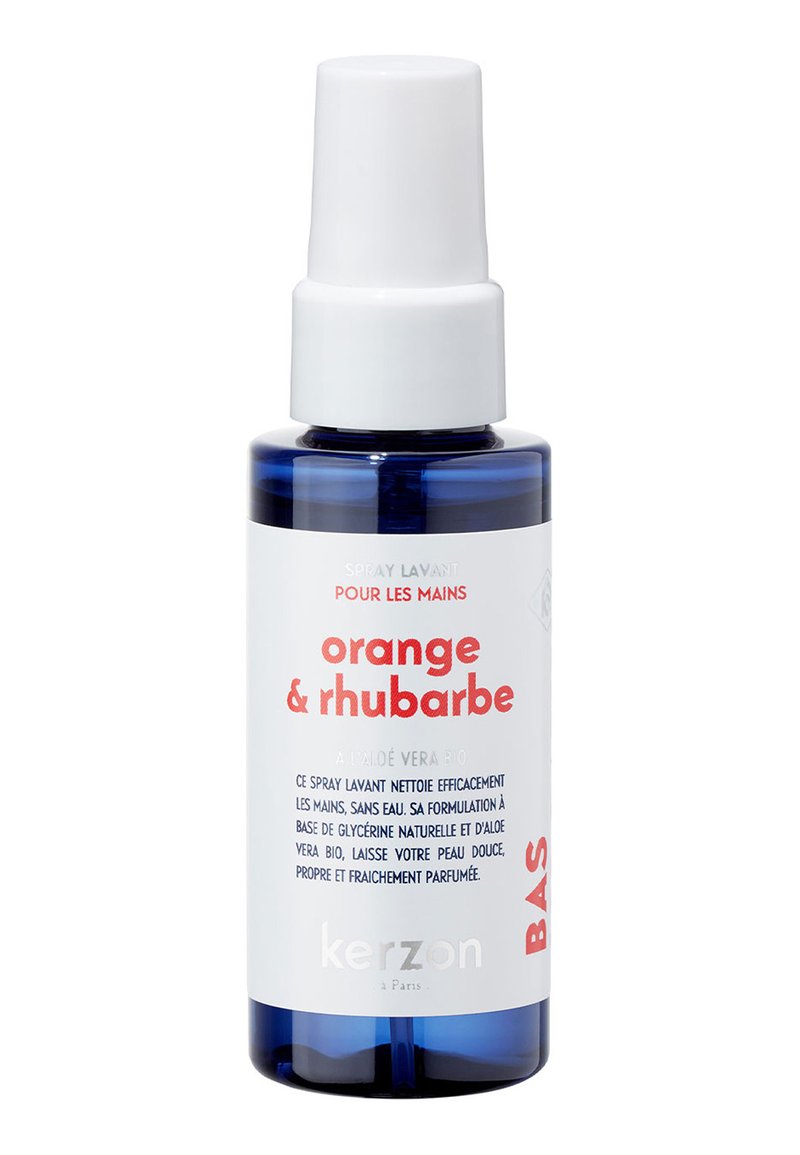 Transparente Sprühflasche mit blauem Boden und weißem Pumpenkopf. Das Etikett enthält roten und schwarzen Text. Enthält Duftnoten von Orange und Rhabarber sowie Aloe Vera.