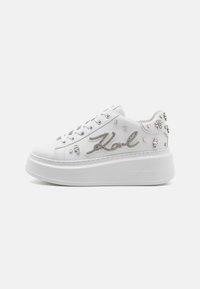 Weiße Plattform-Sneaker mit einem glatten Leder-Obermaterial, verziert mit silbernen Akzenten und einem dekorativen bestickten Logo.