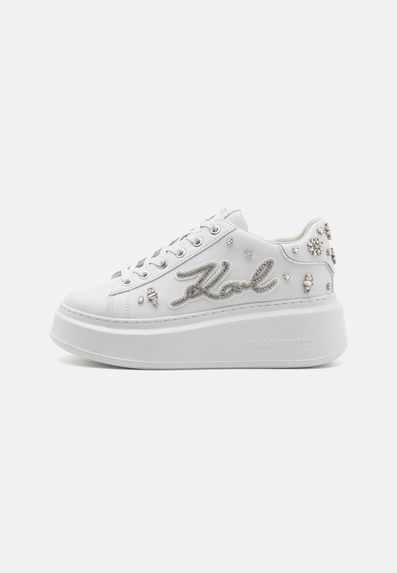 Weiße Plattform-Sneaker mit einem glatten Leder-Obermaterial, verziert mit silbernen Akzenten und einem dekorativen bestickten Logo.
