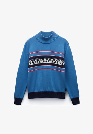 Suéter de punto azul con un alto cuello, patrón de rayas audaces en rojo y azul marino, y el logo "NAPAPURI" destacado.