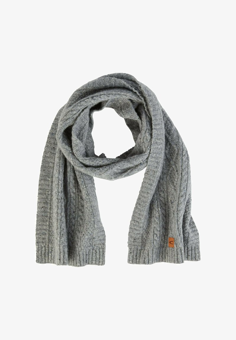 Écharpe en tricot gris avec un motif en relief, extrémités côtelées et une petite étiquette en cuir. Texture douce, design polyvalent pour le superposition.