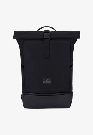 Zaino nero con chiusura a rotolo, realizzato in tessuto resistente, dotato di una robusta fibbia di chiusura, maniglia per il trasporto e compartimento inferiore con cerniera.