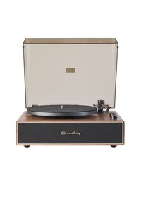 Giradiscos de vinilo con base de madera, plato negro, rejilla de altavoz de tela gris y tapa de polvo transparente. Controles a los lados.