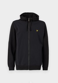 Sudadera negra con cierre de cremallera, hecha de tejido texturizado. Presenta un logo dorado en el pecho y cordones en la capucha. Corte estándar.