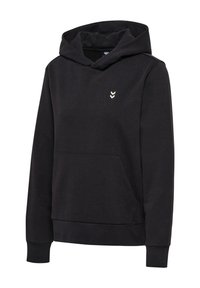 Zwarte pullover hoodie met lange mouwen, voorzak in kangoeroe-stijl, geribbelde manchetten en een klein wit chevronlogo op de linkerborst.