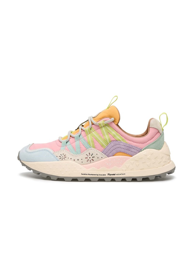Sneaker multicolore con una miscela di rosa pastello, blu, verde e giallo. Parte superiore testurizzata con intagli floreali e suola pattern.