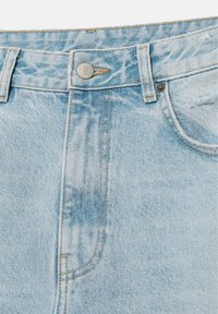 Blugi din denim albastru deschis, prim-plan, ce prezintă nasturele, buclele pentru curea, buzunarul frontal și un detaliu subtil de uzură pe țesătură lângă marginea buzunarului.