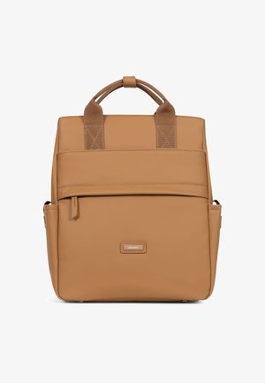 Sac à dos beige en matériau synthétique lisse, avec deux poignées supérieures, des bretelles ajustables, une poche avant et un détail de logo.