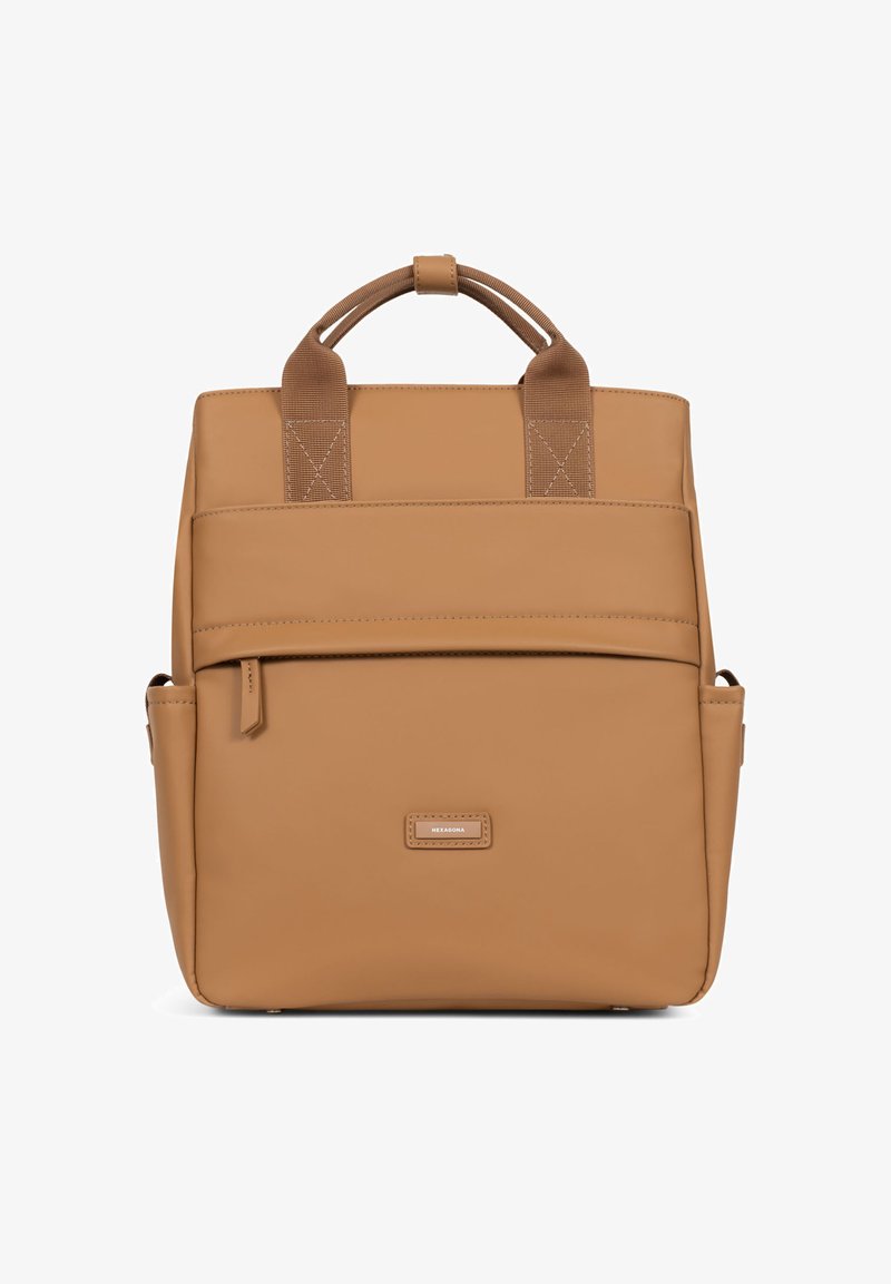 Tan rugzak van glad synthetisch materiaal, met twee bovenhandvatten, verstelbare schouderbanden, een voorvak en een logo-detail.