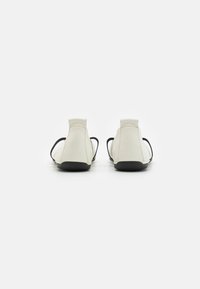 Camper RIGHT NINA - Bailarinas con hebilla - white natural