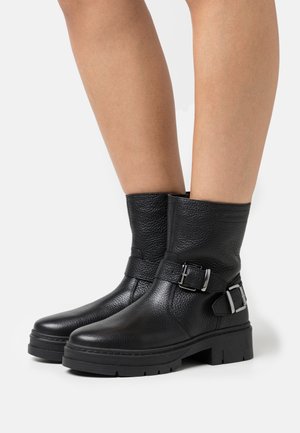 Enkellaarsjes met plateauzool - black