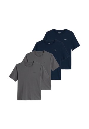 Quattro t-shirt semplici a girocollo e maniche corte, due grigie e due blu navy, disposte in un layout sovrapposto sfalsato.