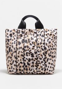 Mała torba na ramię z czarno-brązowym wzorem w panterkę i czarnymi tkaninowymi uchwytami na białym tle.