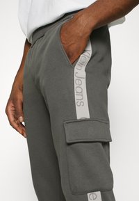 Calvin Klein Jeans LOGO TAPE PANT - Pantaloni sportivi - industrial grey