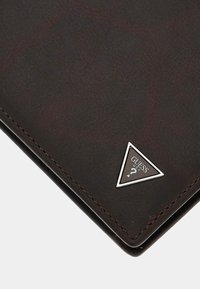 Portafoglio in pelle marrone con finitura testurizzata, caratterizzato da un accento logo triangolare in argento e dettagli di cucitura in contrasto.