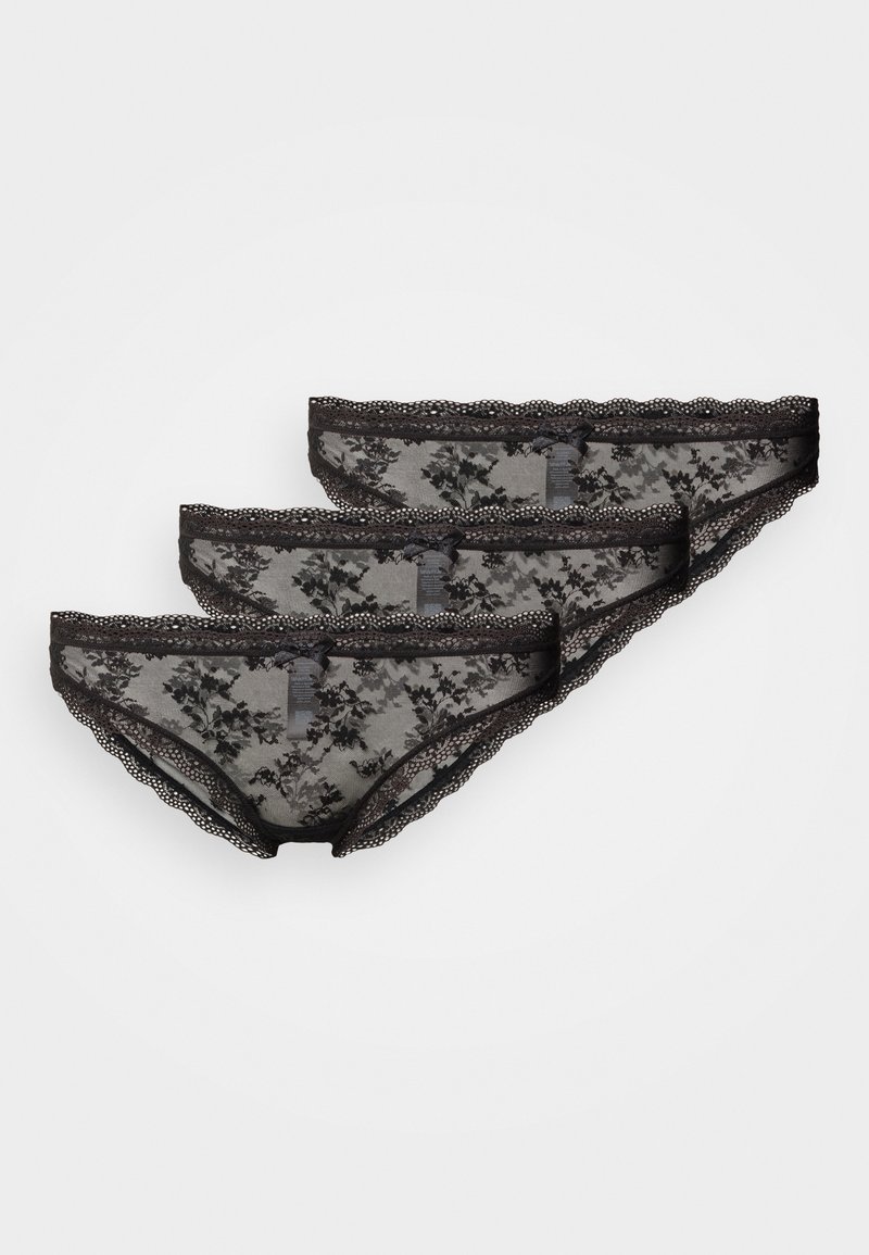 Fekete csipkés tanga szett, virágmintákkal, hullámos szélű és kis masnikkal az elején. Három darabos készlet, áttetsző anyagból.