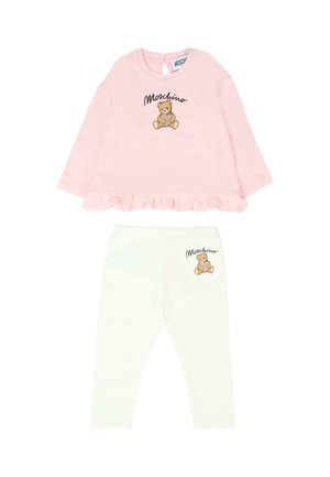 Roze langetermijnhemd met een rimpelzoom en teddybeerprint, gecombineerd met witte leggings met bijpassende teddybeeraccenten en logo.