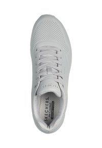 Scarpa atletica grigio chiaro con design perforato, colletto imbottito, lacci piatti e soletta "Air-Cooled Memory Foam". Materiale sintetico liscio.