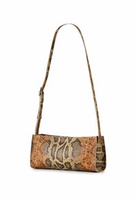 Bruine en beige handtas met slangenpatroon, een gladde textuur, rechthoekige vorm en een verstelbare schouderband.