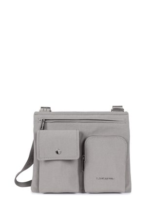 Sac à bandoulière gris avec deux poches zippées à l'avant et une poche à rabat. Tissu texturé et bandoulière ajustable pour une longueur personnalisée.