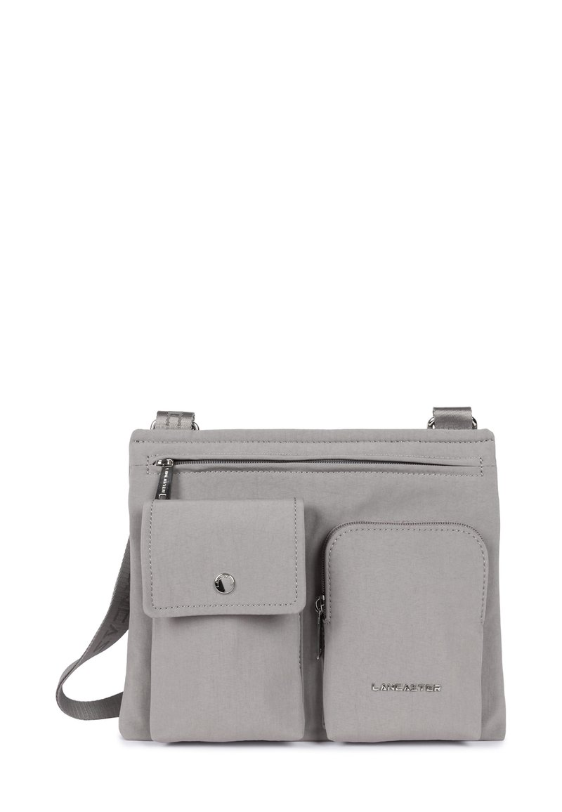 Borsa a tracolla grigia con due tasche anteriori con zip e una tasca con patta. Tessuto strutturato e tracolla regolabile per una lunghezza personalizzata.