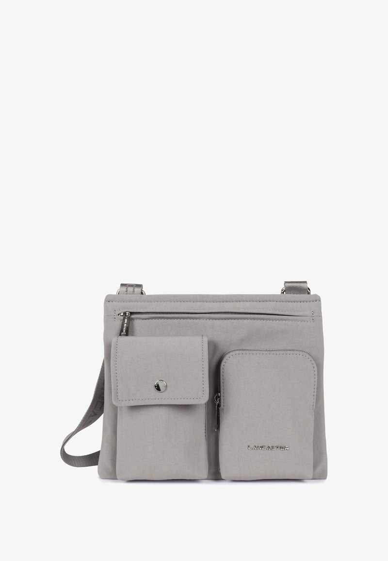 Borsa a tracolla grigia con due tasche anteriori con zip e una tasca con patta. Tessuto strutturato e tracolla regolabile per una lunghezza personalizzata.