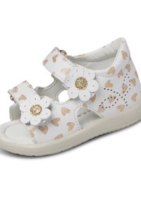 Sandalini bianchi con motivi a cuore glitter oro, due fiori decorativi con centri luccicanti, cinturini regolabili in Velcro e suola textured.