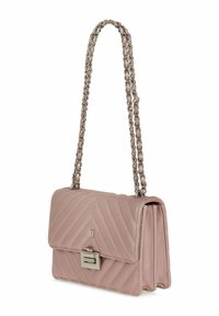 Pikowana torebka skórzana w jasnoróżowym kolorze z srebnym łańcuszkiem, prostokątna forma oraz metalowe zapięcie. Ozdobiona ukośnym przeszyciem.