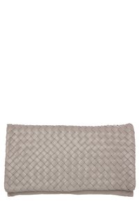 Tkaná kožená kabelka v světle šedé barvě. Obdélníkový tvar, měkká textura, design na přehnutí, na přední straně s mřížkovým vzorem.