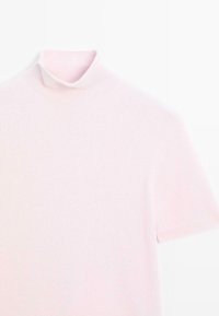 Maglione a maniche corte color rosa chiaro con collo alto realizzato in tessuto morbido, con un collo a coste e una texture liscia.
