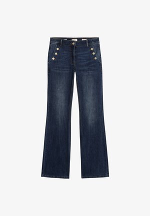 Jeans de mezclilla de lavado oscuro con pierna acampanada, bolsillos frontales y botones decorativos en tono dorado a ambos lados de la cinturilla.