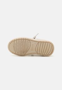 Geox DISNEY LILO STITCH WASHIBA GIRL - Sneakers - light ivory/avio