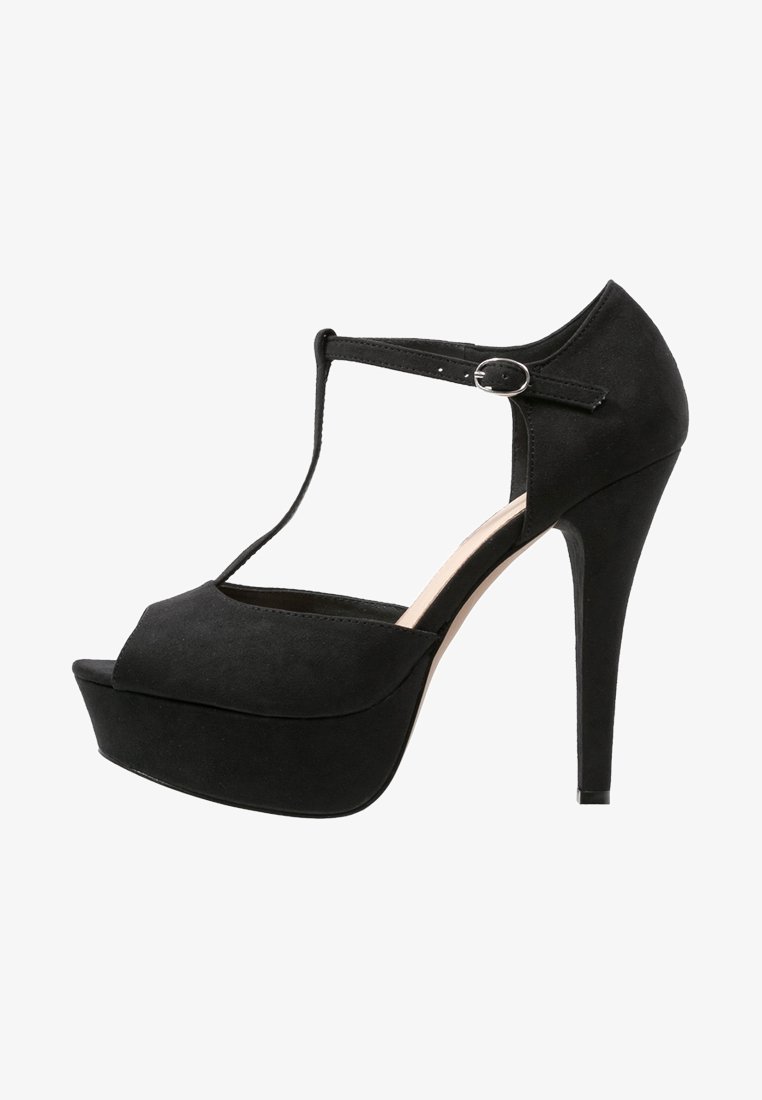 Chaussure à plateforme à talon haut en suède noir avec bride en T et boucle argentée, bout ouvert et talon aiguille.