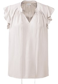 Blusa beige chiaro con scollatura a V e maniche corte con volant. Presenta pieghe lungo il collo e una texture morbida e liscia.