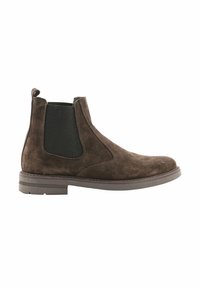 Stivale Chelsea in suede marrone con pannelli elasticizzati ai lati, punta rotonda e suola in gomma piatta. Presenta un inserto sul tallone per una facile calzata.