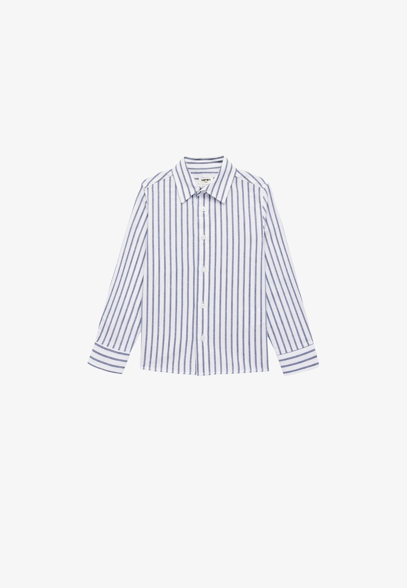 Camisa blanca de manga larga con botones, con rayas verticales azules y cuello clásico, extendida sobre un fondo blanco.