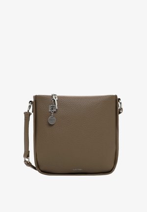 Braune Leder-Crossbody-Tasche mit strukturiertem Finish, rechteckiger Form, silbernen Hardware-Akzenten und Logotag-Detail.