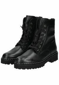 Botines de cuero negro con punteras redondeadas, ojetes de metal y diseño de cordones. Presentan acentos de tachuelas a lo largo de la suela y un tacón resistente.