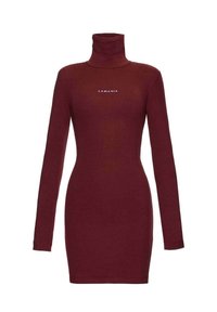 Bordowa sukienka z golfem, długimi rękawami, dopasowaną sylwetką, prążkowaną fakturą oraz białym logo „LAMANIA” umieszczonym na środku klatki piersiowej.