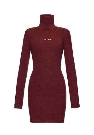 Bordowa sukienka z golfem, długimi rękawami, dopasowaną sylwetką, prążkowaną fakturą oraz białym logo „LAMANIA” umieszczonym na środku klatki piersiowej.