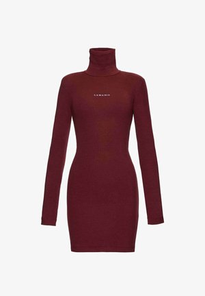 Bordowa sukienka z golfem, długimi rękawami, dopasowaną sylwetką, prążkowaną fakturą oraz białym logo „LAMANIA” umieszczonym na środku klatki piersiowej.