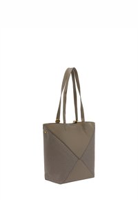 Grå læder tote taske med teksturerede overflader, vinkelret design og dobbelte stropper. Har guldfarvet hardware og et trekantet mønster som accent.