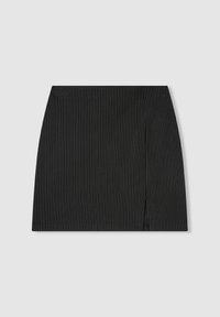 Gonna nera mini con sottili righe verticali bianche e una piccola apertura frontale, esposta su uno sfondo grigio chiaro uniforme.