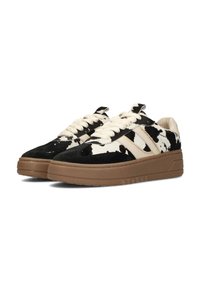 Sneaker con stampa bovina bianco e nero, upper in suede testurizzato, dettagli beige chiaro, lacci crema e suola in gomma marrone spessa.