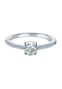 Anello d'argento con un centro in diamante brillante rotondo montato a griffes, circondato da piccole pietre trasparenti lungo la fascia.