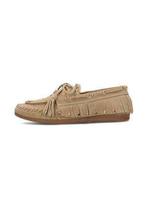 Mocassino in camoscio beige con frange, un fiocco sulla parte superiore e piccoli borchie colorate che decorano i bordi laterali e anteriori.
