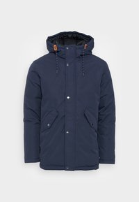 Marinblå isolerad jacka med huva, med tryckknappsstängning, två framfickor och kontrasterande orange detaljer på dragsnörena.