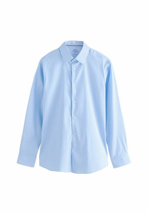 Svetlomodrá košeľa s dlhým rukávom s bielymi vertikálnymi pruhmi, zapínaním na gombíky vpredu, špicatým golierom a manžetami na rukávoch. Hladká textúra látky.