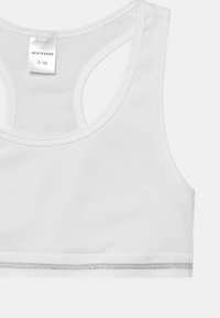 Débardeur blanc à côtes avec un design dos nageur, présentant un bord argenté au bas. Étiquette visible avec des informations de taille.